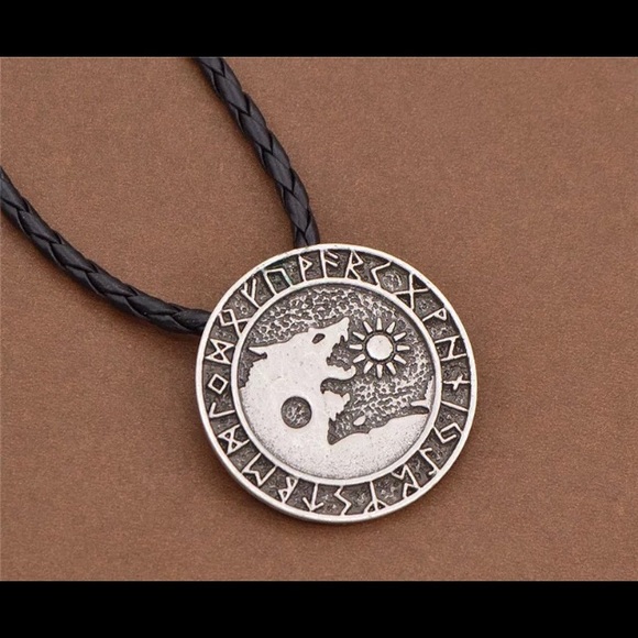 Jewelry - Norse Viking Wolf Pendant Necklace